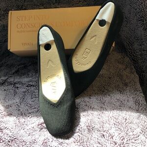 Vivaia Women's Black Flats -square toe